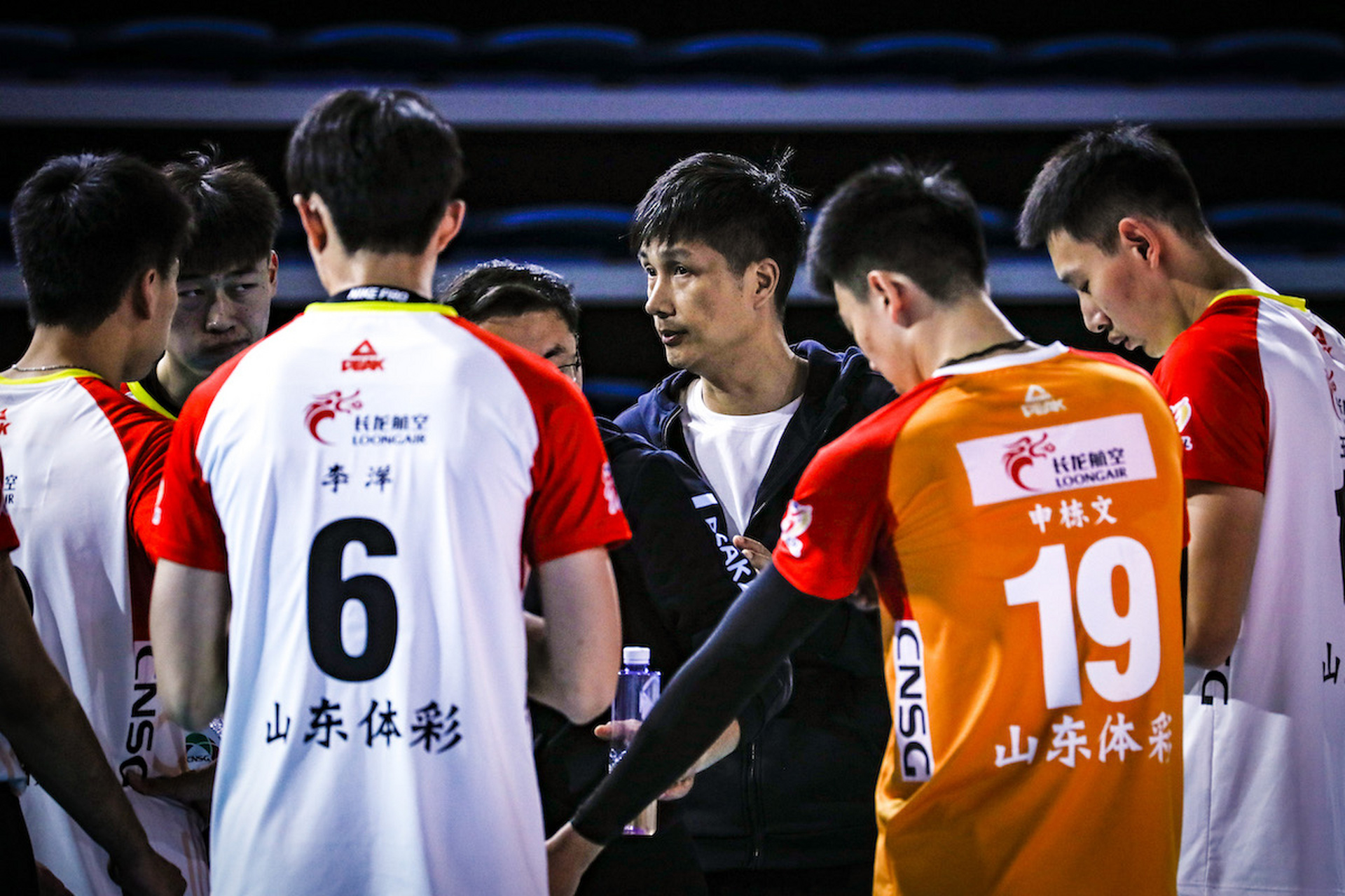 关于武汉三镇今晨刷新队史纪录今晚尼斯调整名单以备NBA常规赛，关键时刻山东男篮临场应变看傻球迷的信息